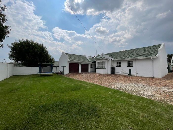 Castleview Cluster For Sale: 3 beds, double garage, landscaped garden, secure estate.