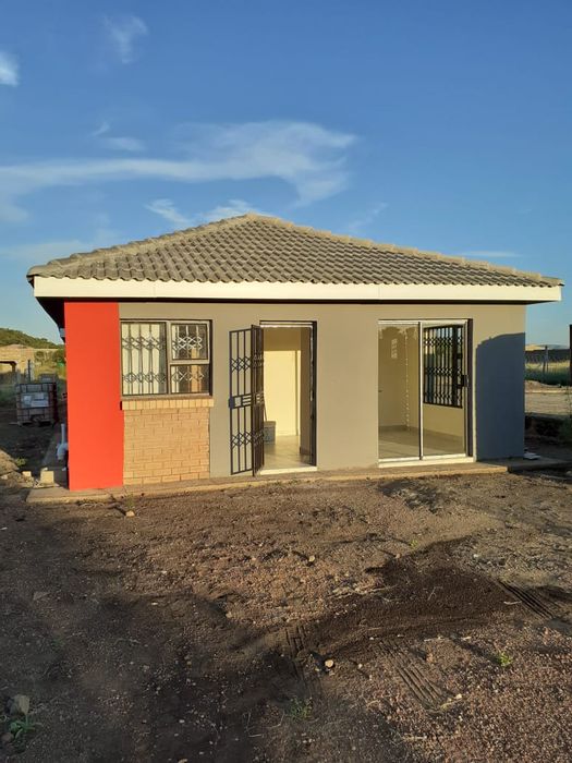 For Sale: House in Ga-Rankuwa with two cottages, parking, and prime location.