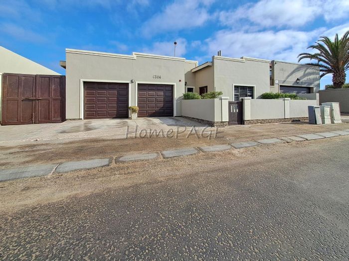 For Sale: House in Fairways Estate with 3 beds, pool, bachelor flat, 4 garages.