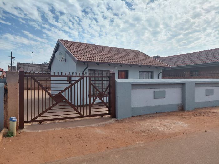 2 Bedroom House For Sale in Soshanguve Ext with secure parking and spacious yard.