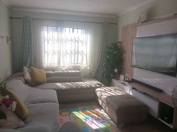 House for Sale in Theresapark: 3 Bedrooms, 2 Bathrooms, Carport, Paved Yard.