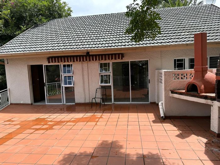 House To Rent in Wendywood: 4 Bedrooms, pool, garden, home office, entertainment area.