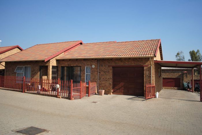 Riversdale Townhouse For Sale: 2 Bedrooms, Garage, Air Conditioning, Secure Complex.