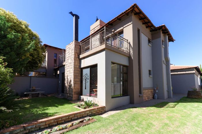 Modern Townhouse For Sale in Woodland Hills: Timeless Design, Spacious Upgrades.