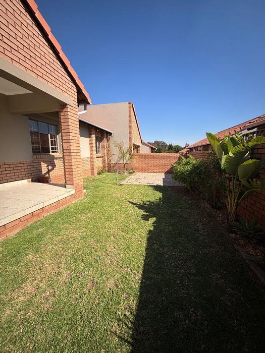 Property #2473302, Townhouse For Sale in Mooikloof Ridge