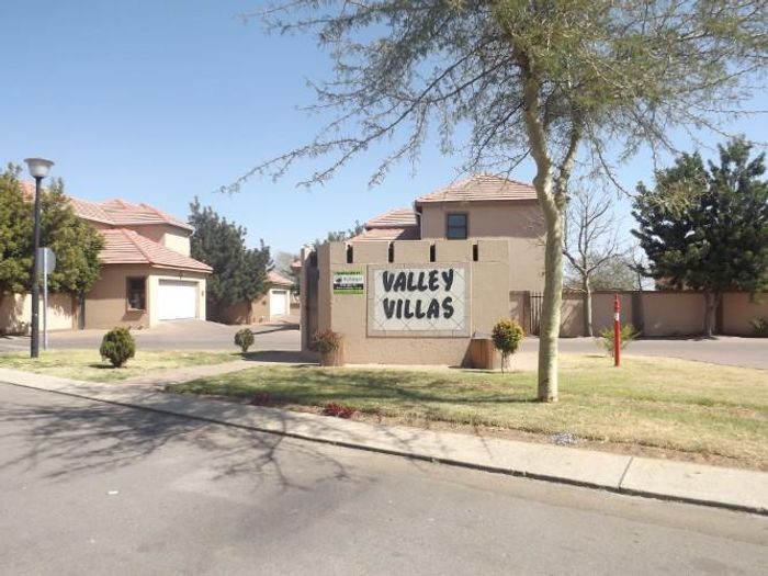 5-Bedroom Townhouse in Kosmosdal To Rent with Garden, Double Garage, 24-Hour Security.