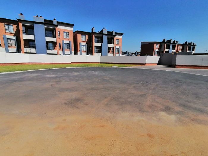 Terenure Townhouse To Rent: 2 beds, security, balcony, prepaid electricity, Wi-Fi.