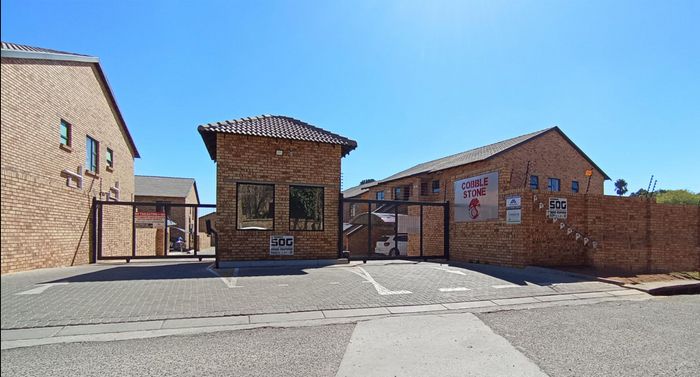 Klippoortje Apartment For Sale: 3 Bedrooms, Private Garden, Carport Included.