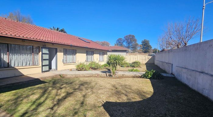 Raceview House For Sale: 3 beds, pool, outdoor fun, secure gardens.
