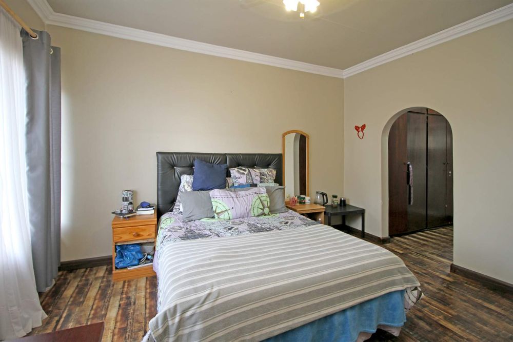 MAIN BEDROOM WITH ENSUITE BATHROOM AND ACCESS TO THE BALCONY