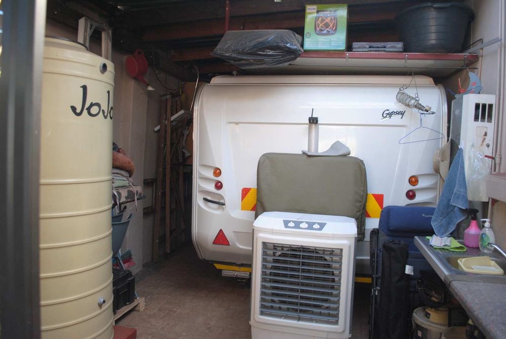 Garage for the caravan, 2x1000 liter water tanks (Reserve water) 
in the photoa the Gas geyser (Washing dishes)