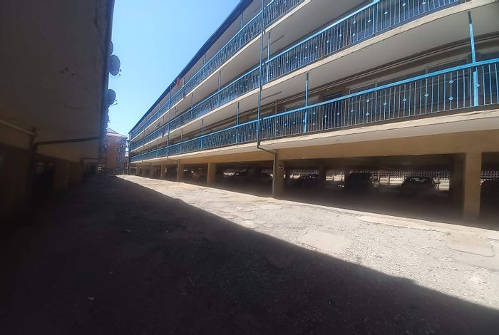 Kempton Park AH Apartment For Sale: Income-generating, near OR Tambo Airport, three bedrooms.