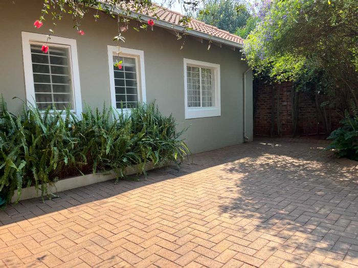 Cottage to rent in Emmarentia: 2 bedrooms, Wi-Fi, secure parking, near shops.