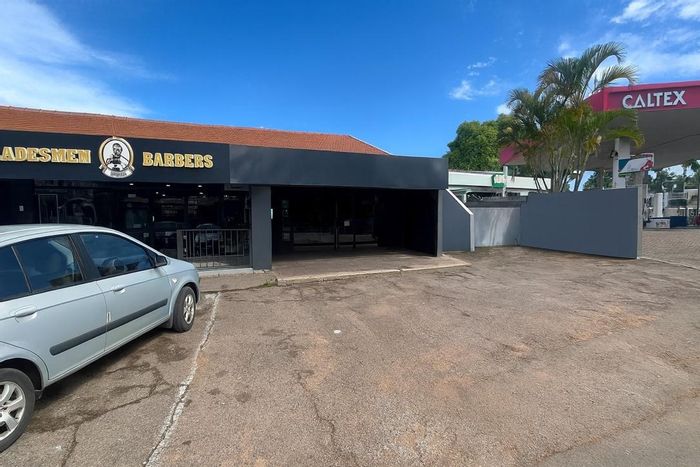 Broadway Mixed Use Space To Rent: 136m2, high visibility, ample parking, ideal for retail.