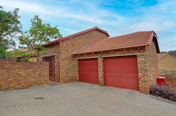 Wilgeheuwel Townhouse For Sale: 3 bedrooms, garden, double garage, near Curro Aurora.