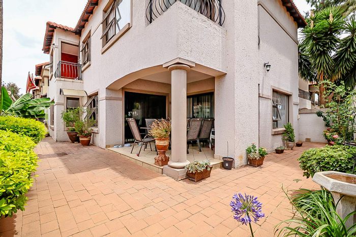 Elma Park Townhouse To Rent: 3 beds, double garage, pet-friendly, secure complex.