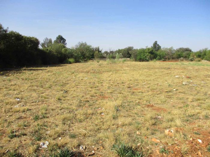 Vacant Land Residential For Sale in Henley On Klip, 2,974 m², walled, utilities available.