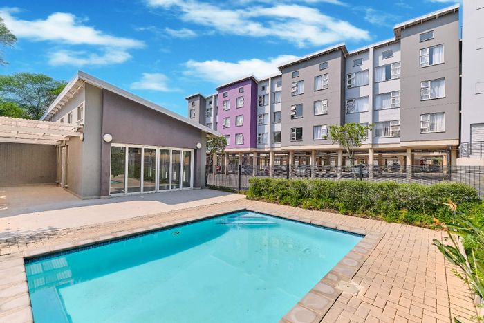 Northgate Apartment To Rent: 1 Bed, pool, braai area, near shopping and transport.