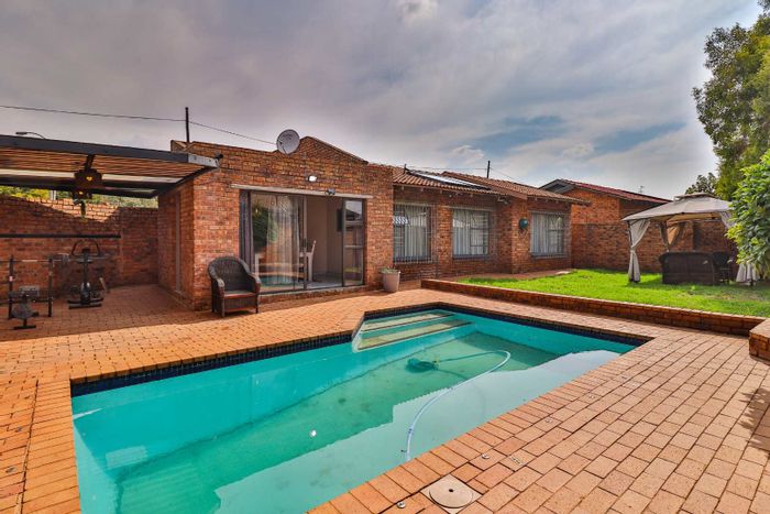 Beyerspark House For Sale: 3 bedrooms, pool, double garage, close to amenities.