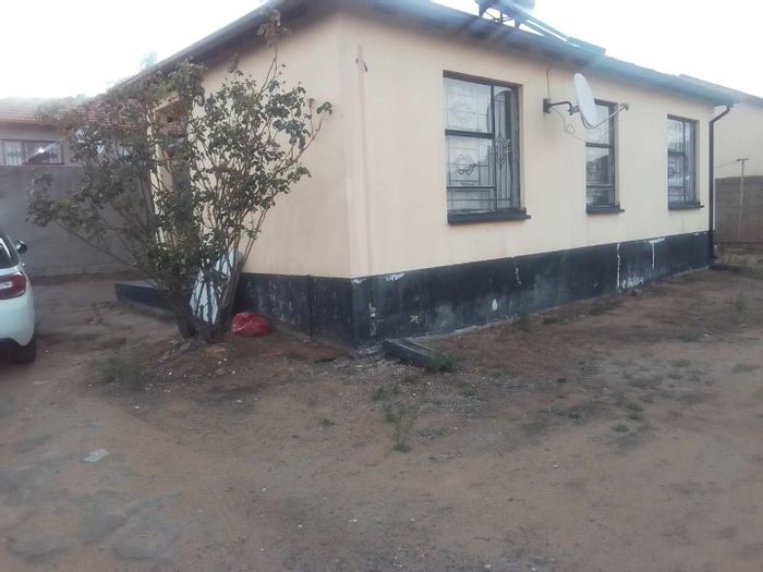 For Sale: House in Olievenhoutbosch - 3 Bedrooms, Open Plan Kitchen, Large Yard.