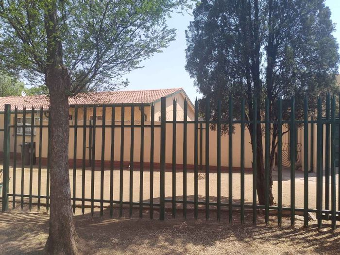 Witfield House For Sale: 3 Bedrooms, Double Garage, Braai Area, Staff Quarters.