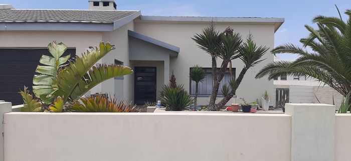 For Sale: House in Swakopmund Ext 22 with open-plan living, scullery, and courtyard.