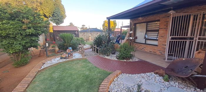 Florentia House For Sale: 3 beds, pool, garden, study, security features.
