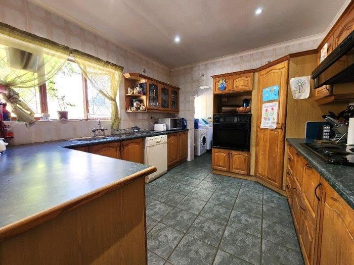 For Sale: Townhouse in The Wolds with pool, garden, and low levies.