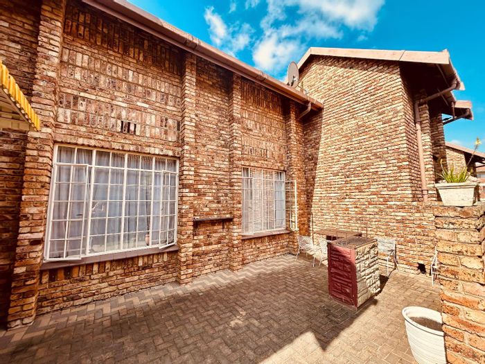 Property #2239535, Townhouse for sale in Vryheid Central