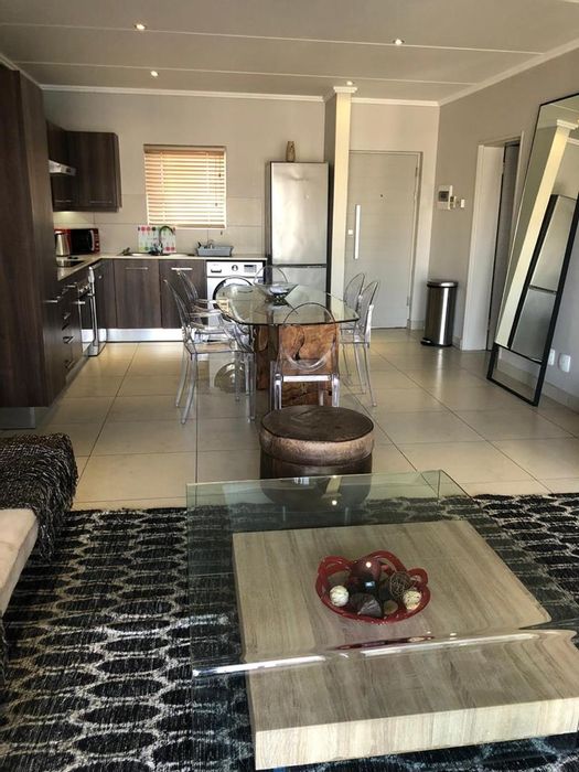 Atholl Apartment To Rent: 2 Beds, Gym, Pool, Close to Sandton CBD.
