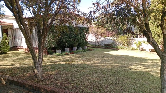 For Sale: House in Kempton Park Ext 2 with multiple garages, staff quarters, and extra unit.