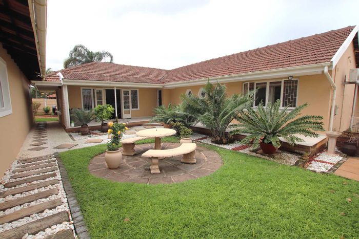 Broadway House For Sale: 5 beds, pool, dual premises, secure with electric fencing.