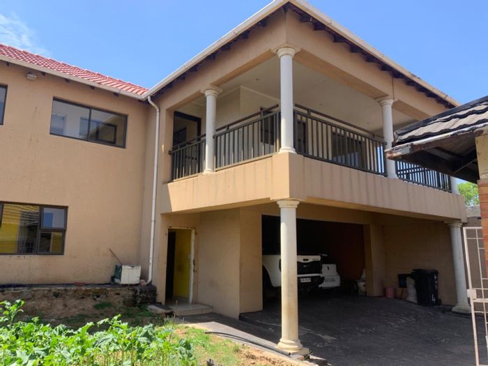 For Sale: House in Rosettenville with rental units, ample parking, and spacious living.