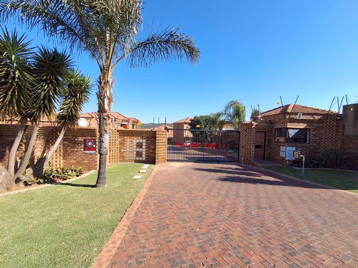 Liefde En Vrede Townhouse For Sale: 2 beds, private garden, secure complex.