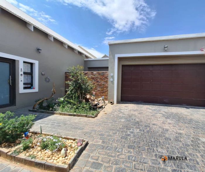 For Sale: House in Omeya Golf Estate with 3 beds, BBQ area, and security.