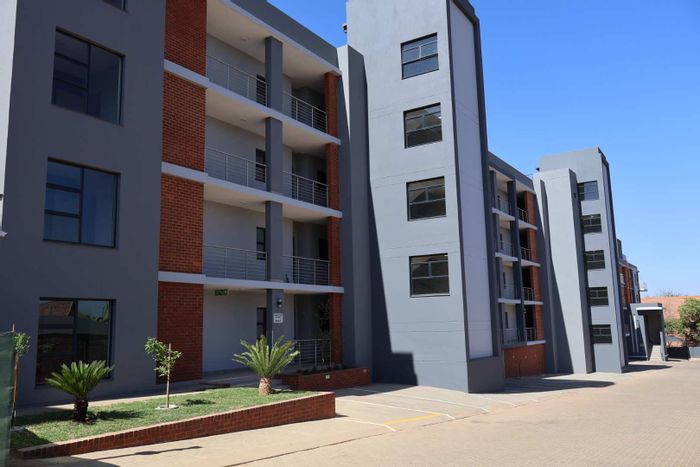 Die Hoewes Apartment For Sale: No load shedding, secure parking, and convenient amenities.