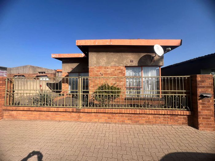 Three-bedroom house for sale in Katlehong with garage and fitted kitchen.