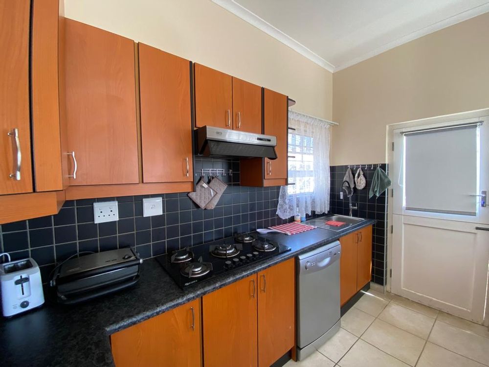 Kitchen with built-in cupboards, oven and gas stove