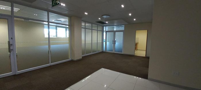 Fairview Office To Rent: Ground floor space, parking options, immediate availability.