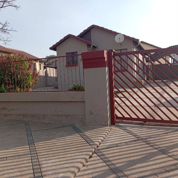 For Sale: House in Mamelodi East with spacious yard and ample parking.