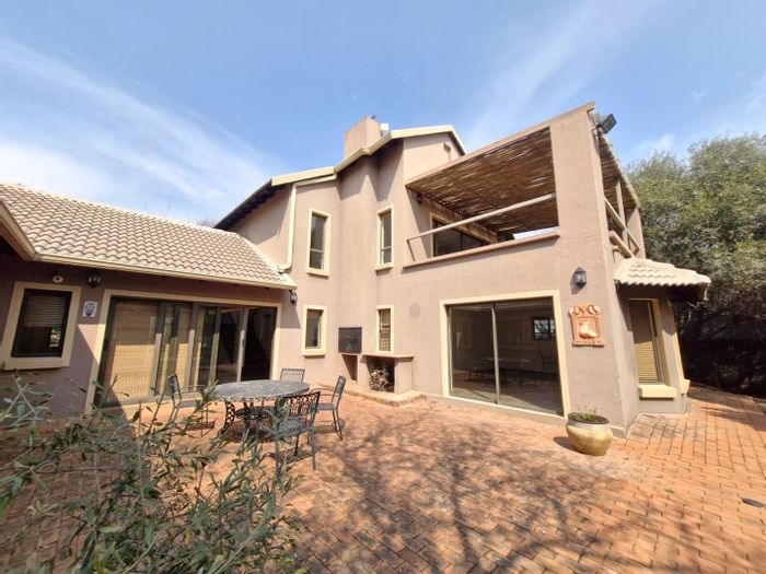 House in The Coves To Rent: 4 beds, security estate, pool, tennis courts.