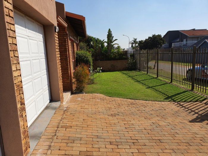 Lenasia South House For Sale: Open plan living, garden, air conditioning, and garage.