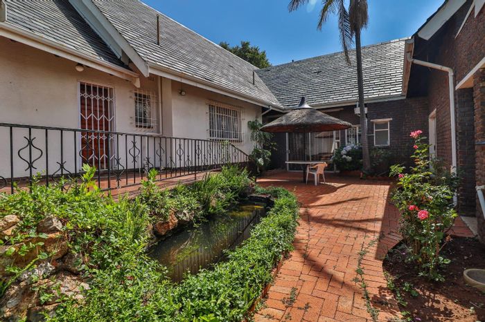 For Sale: House in Van Riebeeck Park with pool, jacuzzi, lapa, and loft.