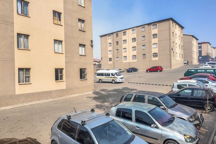 For Sale: 2-bedroom apartment in Roodepoort Central with 24-hour security and communal amenities.