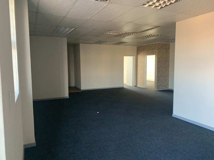 To Rent: 150 m² Office in Montague Gardens with security, parking, kitchen, and bathroom.