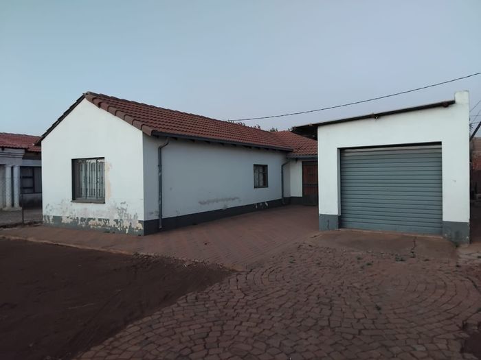 House for Sale in Ga-Rankuwa: 3 Bedrooms, 2 Bathrooms, secure parking, prime location.