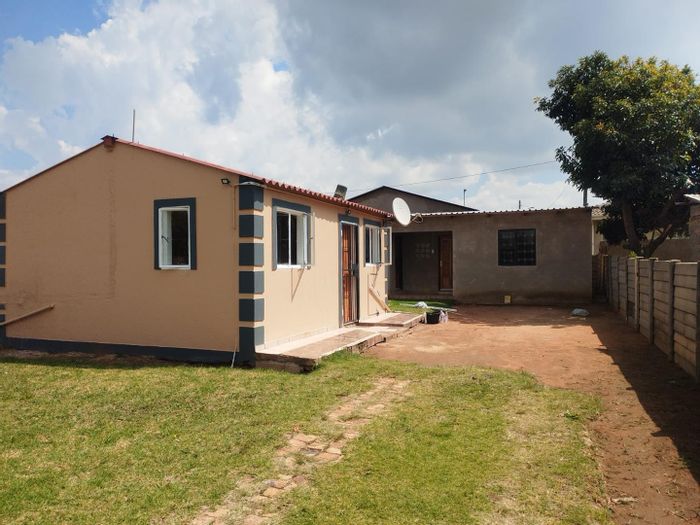House To Rent in Chief A Luthuli Park: 1 Bedroom, En-Suite, Open-Plan Living.