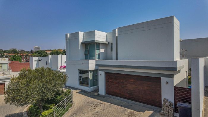 Bryanston Cluster To Rent: 4 beds, pool, patio bar, secure estate living.