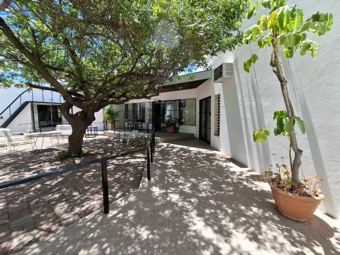 For Sale: Small Holding in Upington Central with pool, entertainment room, and staff quarters.