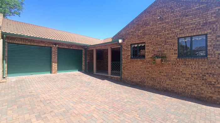 Hennopspark Townhouse For Sale: 3 beds, study, braai area, double garage.